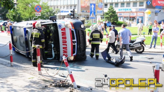 Samochód wjechał w karetkę, jadącą na sygnale