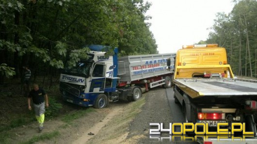 Ciężarowe volvo wjechało do rowu