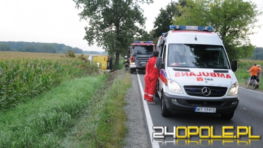 Zderzenie podczas wyprzedzania, ciężarówka w rowie