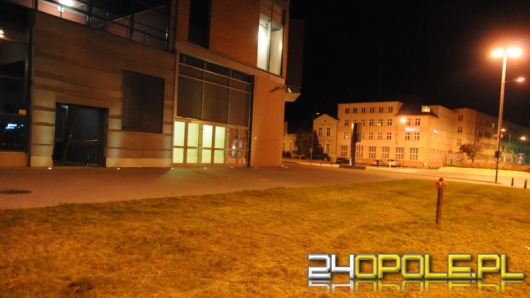 Wjechał BMW w drzwi kina