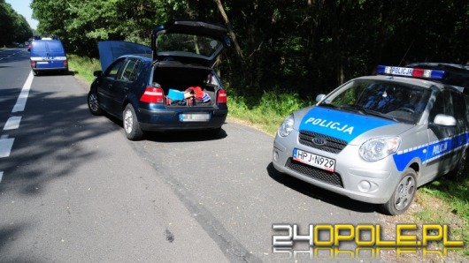 Kierowca pozostawił uruchomiony samochód, szukała go policja