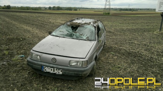 Volkswagen dachował podczas wyprzedzania