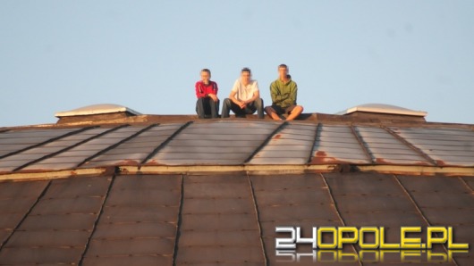 Trzech mężczyzn na dachu Okrąglaka. Ściągali ich strażacy