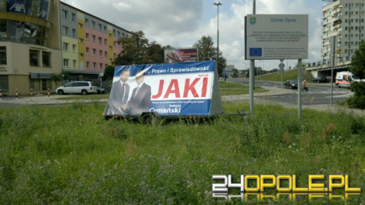 Wyborcza przyczepa zaparkowana na trawniku