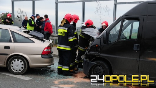 Kierowca samochodu dostawczego zmiażdżył tył opla