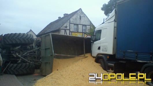 Ciężarówka wjechała w traktor, krajowa "94" zablokowana
