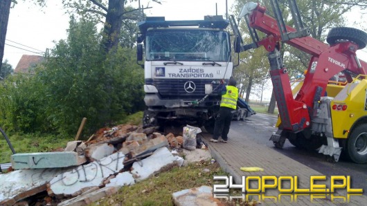 Ciężarówka wjechała w przystanek autobusowy
