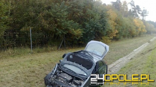 Dachowanie na autostradzie, kierowca jechał za szybko