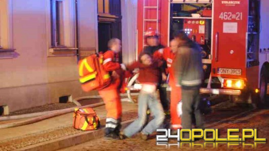 8 osób ewakuowali strażacy z płonącego budynku