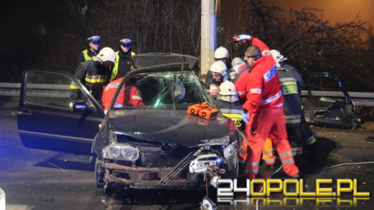 Młodzi kierowcy rozbili samochody na latarniach