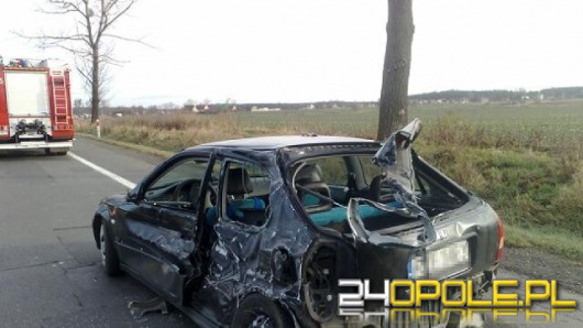 Ciężarówka zmiażdżyła samochód, jedna osoba jest ranna