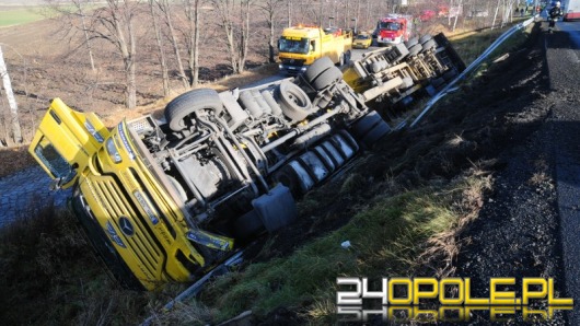 Ciężarówka spadła z wiaduktu w Dąbrowie