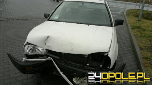 Volkswagen przewrócił latarnię na obwodnicy Opola