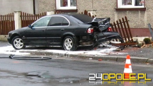 Pijany kierowca staranował ogrodzenie... tyłem