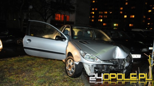 Pijany 75-latek uderzył w słupki i odjechał