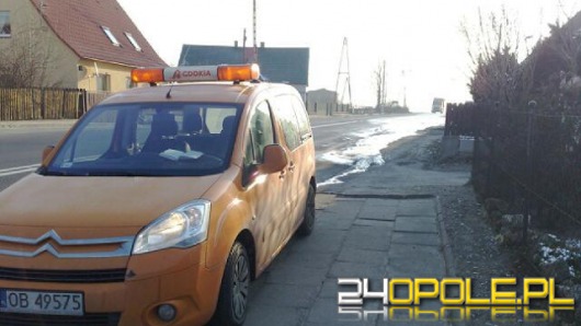 Rozlane szambo zamarzło na drodze w Skarbiszowie