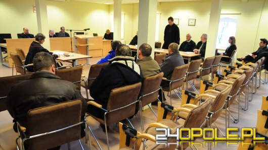 47 oskarżonych. Do sądu przyszło tylko kilku