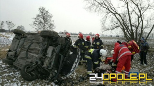 Przejechał kilkaset metrów polem, uderzył w drzewo i dachował