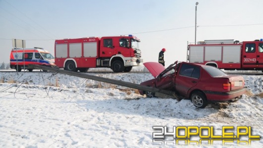 Volkswagen wjechał w słup