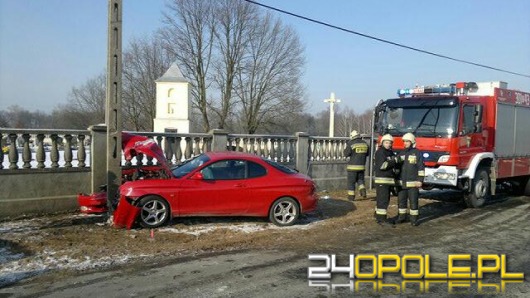 Zderzenie samochodu ze słupem, ranne dwie osoby