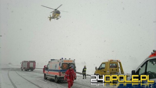 Wypadek ciężarówki na autostradzie, kierowca ciężko ranny