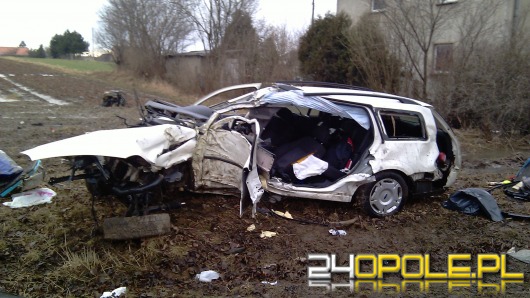 Wypadek w Komornie, 25-latek walczy o życie