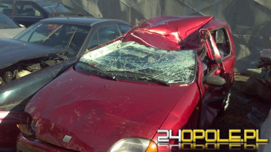 Dachowanie fiata seicento, kierująca z obrażeniami