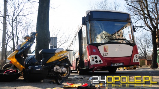 18-latek wjechał skuterem w autobus