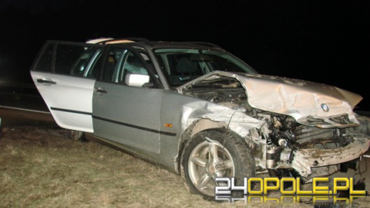 Bmw wjechało w barierkę na autostradzie