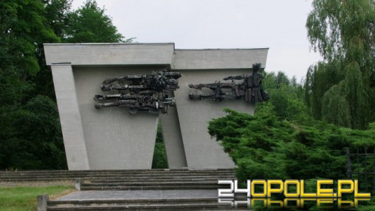 Zdemolowali pomnik w Łambinowicach