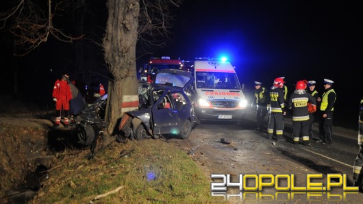 Tragiczny wypadek pod Opolem. Volkswagen golf wbił się w drzewo.