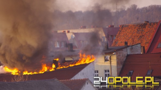 W centrum Leśnicy spłonął dach domu