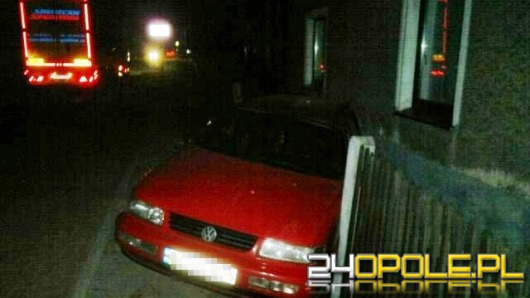 Volkswagen uderzył w budynek. Kierowca miał 2,6 promila