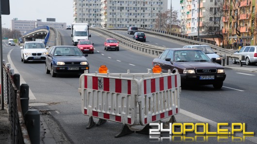 Uszkodzona nawierzchnia utrudnia ruch w okolicy ronda