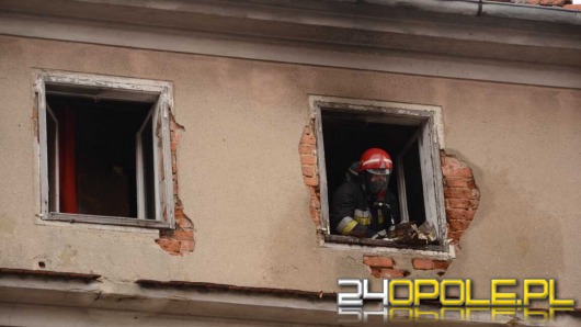 Pożar mieszkania w Grodkowie, strażacy ewakuowali 10 lokatorów