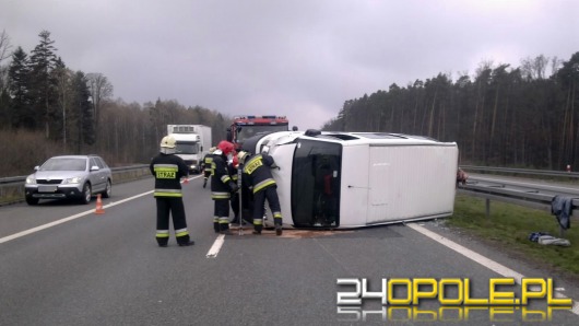 Bus z przyczepką przewrócił się na autostradzie