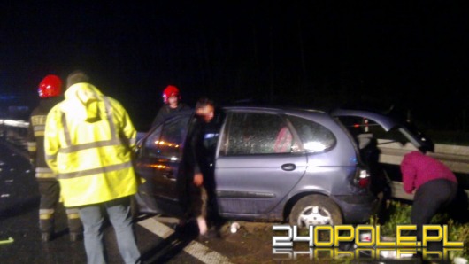 Zderzenie dwóch samochodów na autostradzie