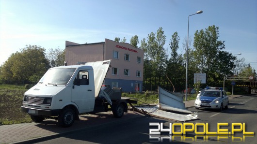 Kierowca dostawczego auta "nie zmieścił się" pod wiaduktem
