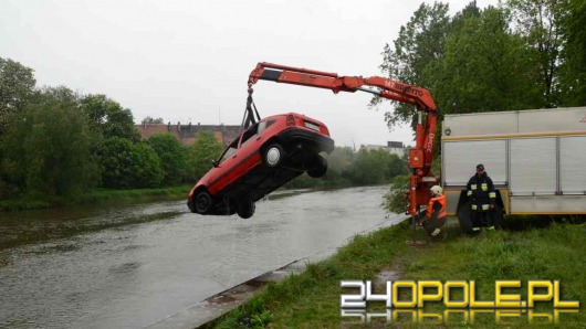 Pijany wjechał samochodem do rzeki