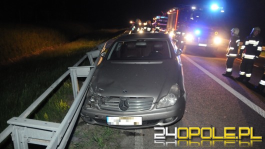 Mercedes uderzył w barierki na autostradzie