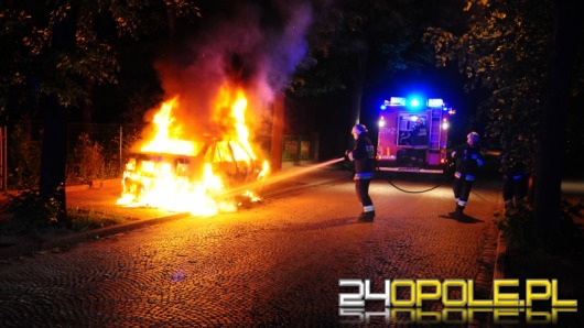 Fiat spłonął w nocy na ulicy Orląt Lwowskich
