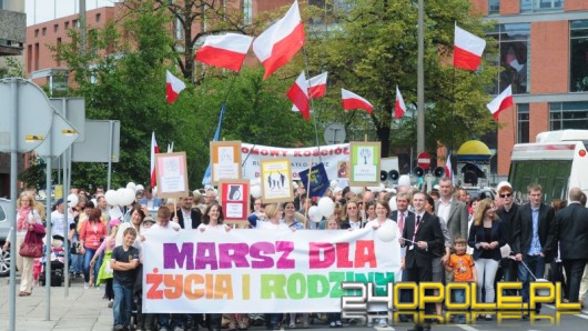 Tłumy na opolskim &#8222;Marszu dla życia i rodziny&#8221;