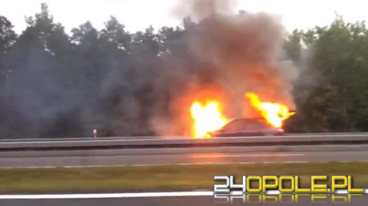 Na autostradzie spłonął samochód