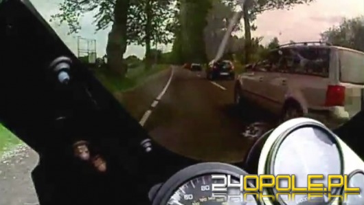 Samochód zajeżdża drogę motocykliście. Zobacz film czytelnika.