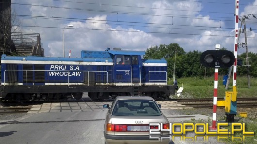 Jedzie pociąg, a zapory podniesione