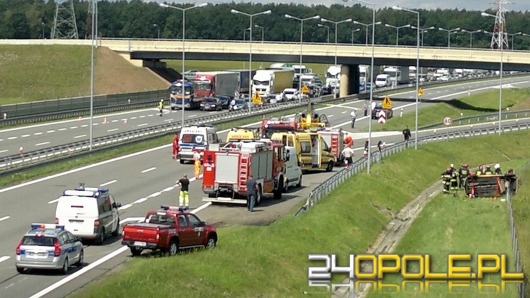 Kierowca daewoo zginął po dachowaniu na autostradzie