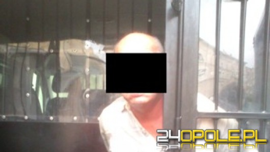 72-latek pchnął nożem przypadkowego mężczyznę