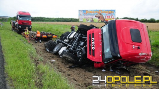 Kierowca lawety wiozącej ciężarówki zasnął za kółkiem