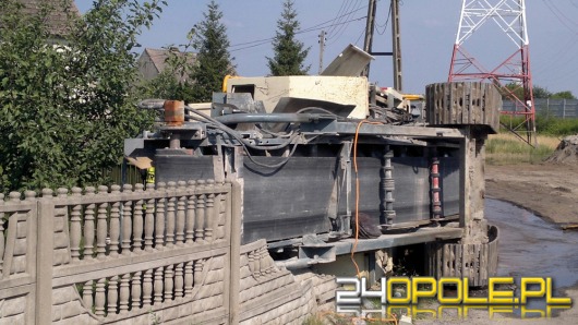 Maszyna budowlana spadła podczas transportu