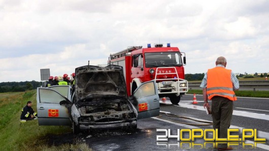 Zapalił się samochód, jadący autostradą